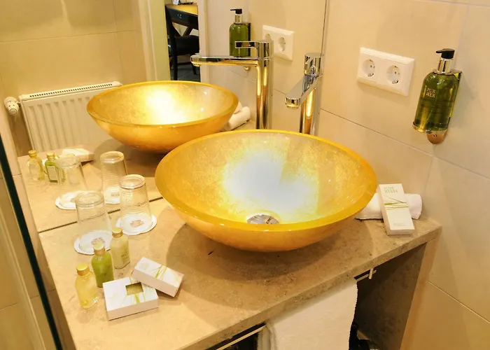 Scotty & Emily Hotel 4*